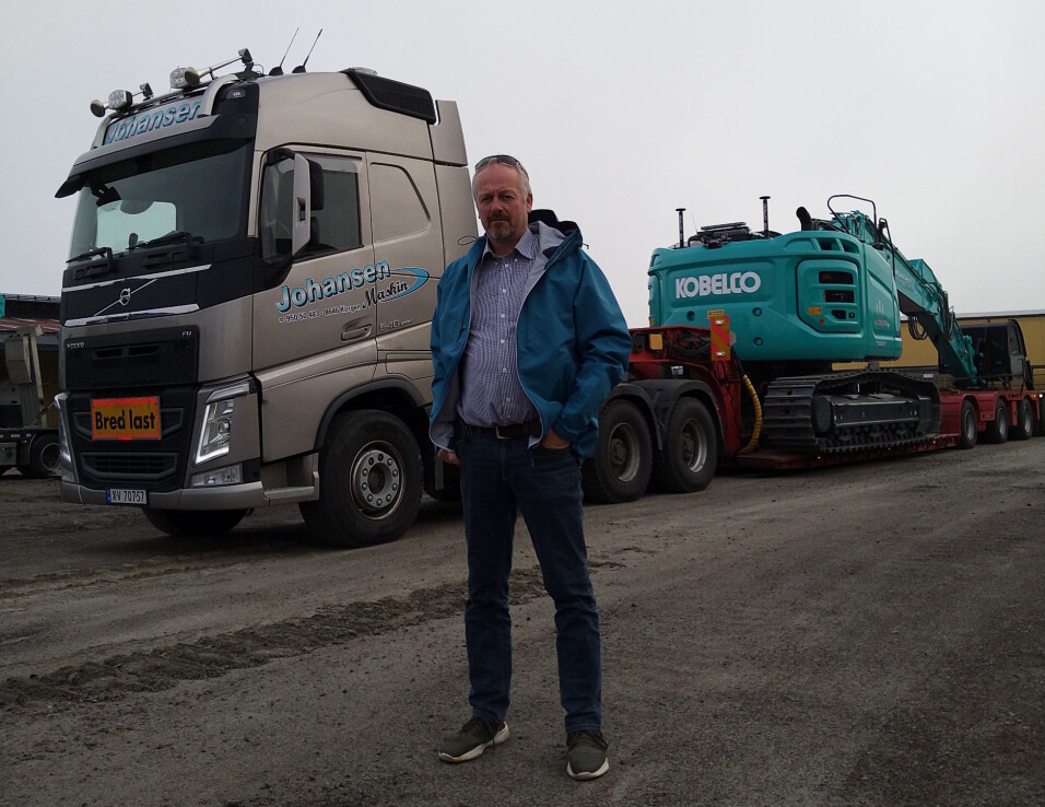 FØRSTE KUNDE: Jarl-Tore Johansen i Johansen Maskin AS fra Korgen er første kunde i Norge som får den nye Kobelco SK380SRLC-korthekk beltegraveren.