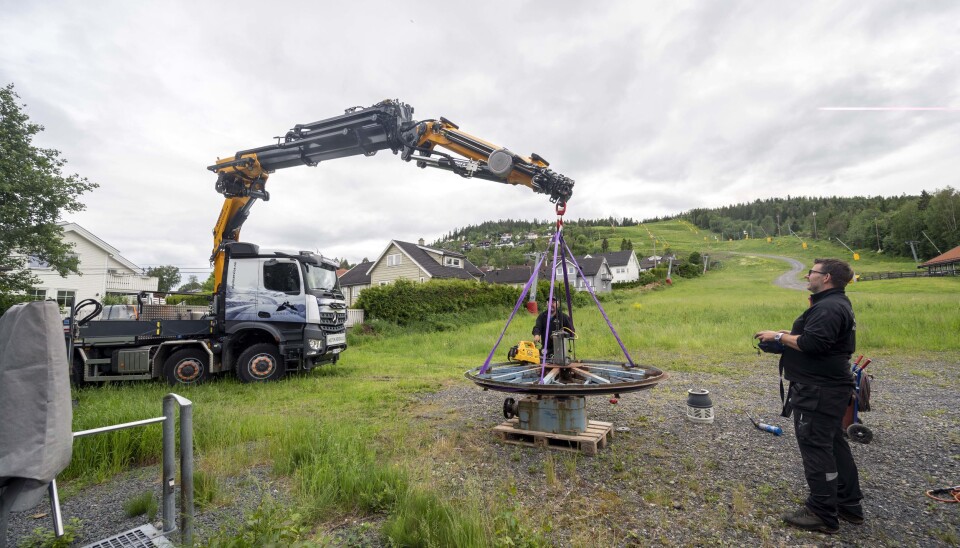 LANGT: Med en jibb som egentlig er til en betydelig større kran kan Stian Amundsen i Alpinservice løfte over 800 kilo på nær 30 meter med sin nye kranbil.