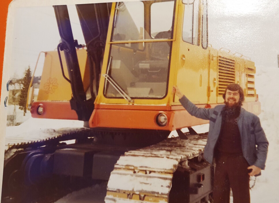 STARTEN: For Tor Skjetne startet et langt liv i anleggsbransjen da han i 1976 ble ansatt som selger av Åkerman gravemaskiner ved avdelingskontoret i Trondheim. Foto: Privat