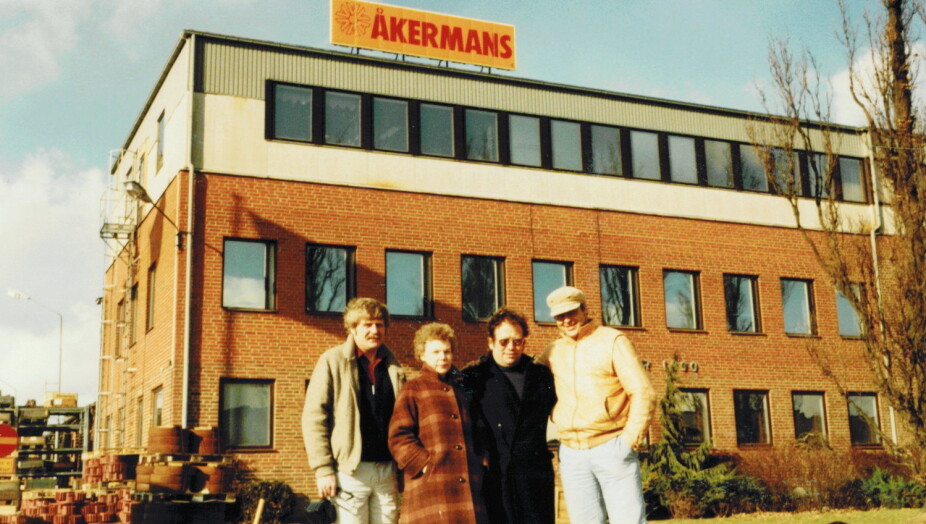 TUR TIL SVERIGE: Her er tre fra Byggteknikk i Trondheim på besøk hos Åkerman i Sverige. Fra venstre: Arvid Grønning, Ole Bakke og Per Kristian Alstad. Damen er kundemottaker i Åkerman-systemet. Foto: Tor Skjetne Foto: Privat