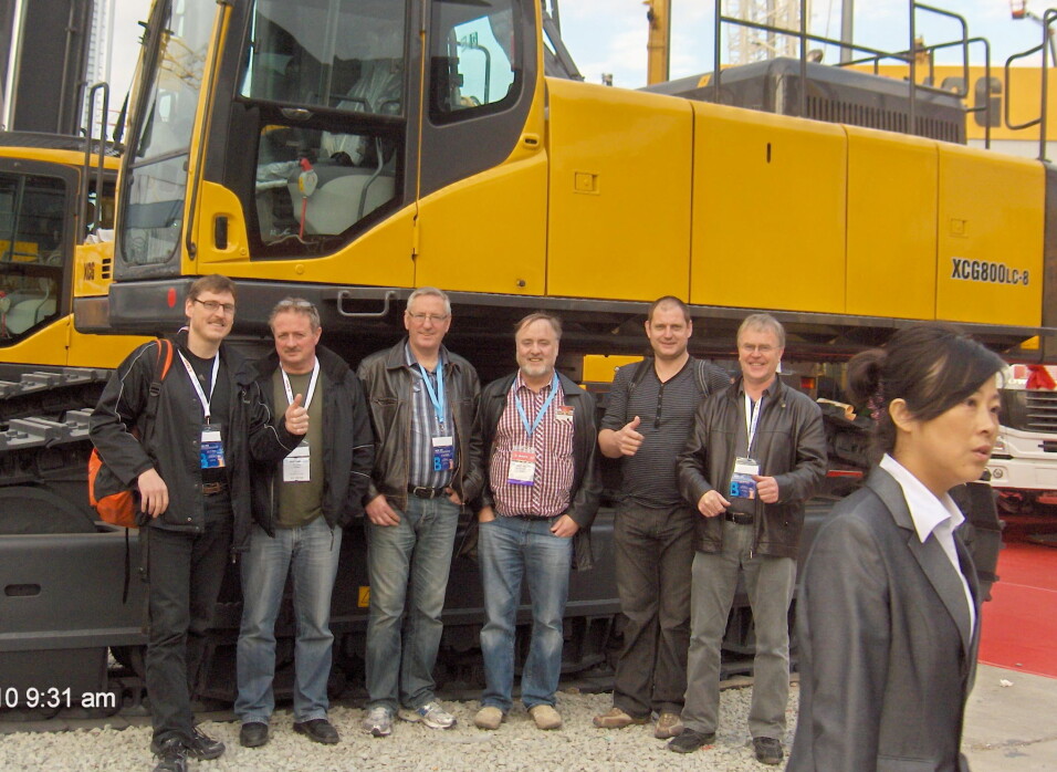 I KINA: Tur med kunder til Bauma Kina i 2010, her på XCG-standen. Fra venstre: Tore Killi (Br. Killi AS i Harstad), Per Håvar Nielsen (BN Entreprenør AS i Trondheim), Lars Kveen (Kveen AS) i Stryn, Øystein Syltern (Johs J Syltern AS i Åfjord), Terje Killi (Br. Killi AS) og Tor Skjetne. Foto: Privat