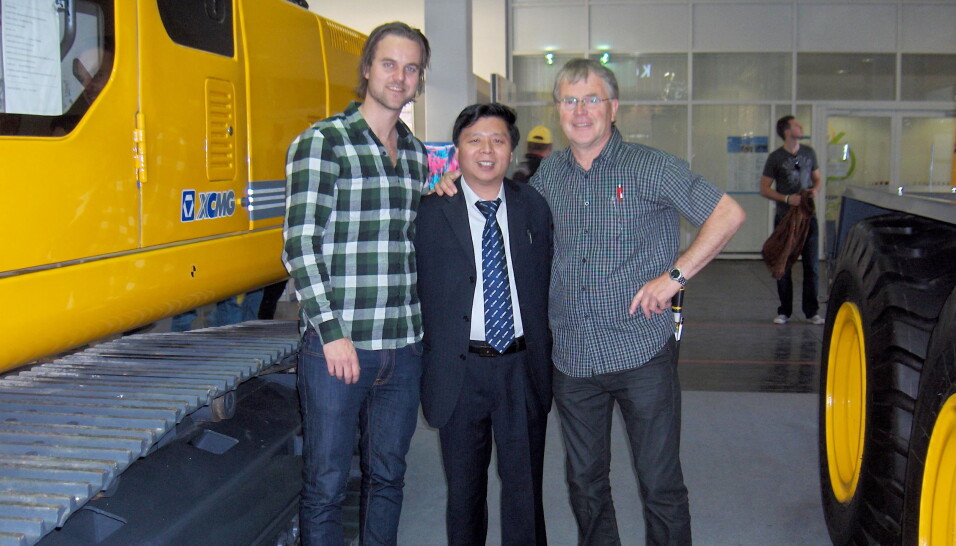 I MÜNCHEN: Bauma i München i 2010, på standen til XCMG: Fra venstre er Kristian Skjetne, «my old friend from XCMG» og Tor Skjetne. Foto: Privat