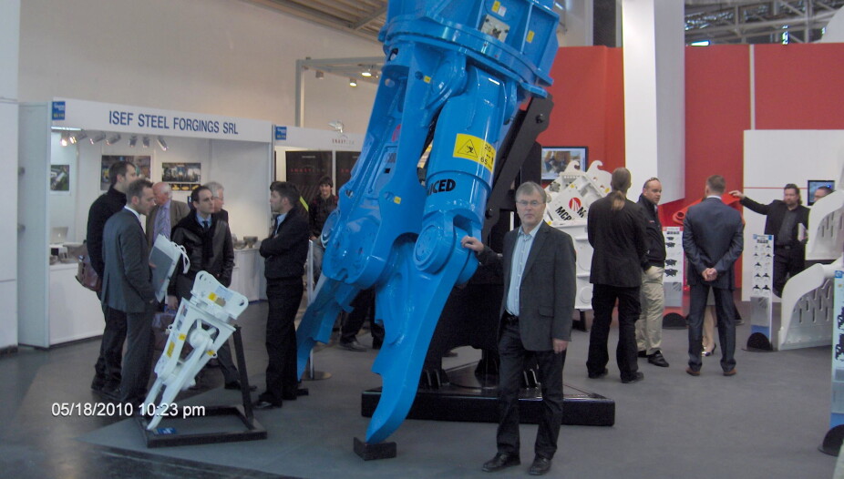 SUKSESS: Mantovanibenne er også et flott agentur for Skjetne Maskin. Her er Tor Skjetne foran en rivningsklo på Bauma i Tyskland i 2010. Foto: Privat