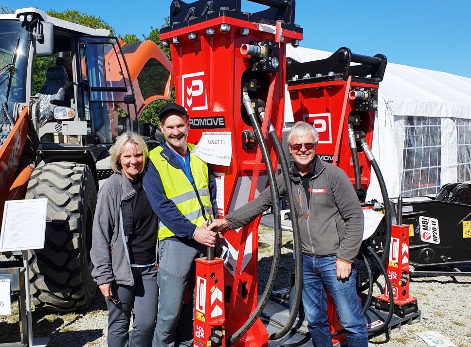 SLAGHAMMERE: Overlevering av en diger Promove slaghammer til Maskinentreprenør Herbjørn Nilssen AS på NNBA Tromsø i 2019. Fra venstre er Kari Skjetne, Herbjørn Nilssen og Tor Skjetne. Foto: Privat