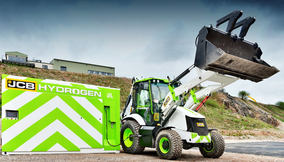 GRAVELASTER: Hydrogenmotoren på en 3CX gravelaster som trenger mye energi for å fungere. Tidligere er hydrogen testet på en 20-tonn beltegraver. JCB viser også her en løsning for fyllestasjon. Foto: JCB