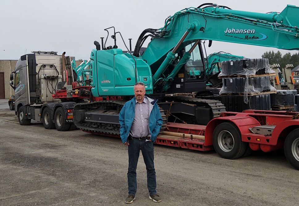 NORGES FØRSTE: Jarl-Tore Johansen hos Entrack AS på Grinder for å hente sin største korthekkgraver som også er Norges første Kobelco SK380SRLC. Foto: Alf Magne Gausen