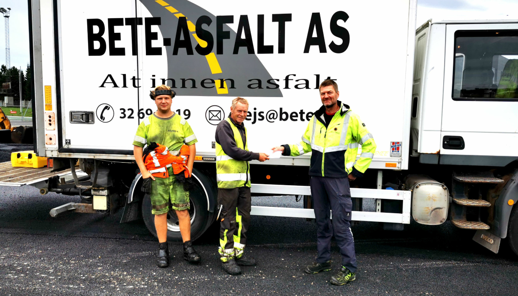 Bjørn Harald Skuterud fra Asfaltfres AS (t.h.) sørget for at Steinar Aasmundsens (midten) asfaltlag i BETE Asfalt AS fikk belønning for Scania R730-funnet. Til venstre står Lasse Grønlund som er lærling hos BETE Asfalt.