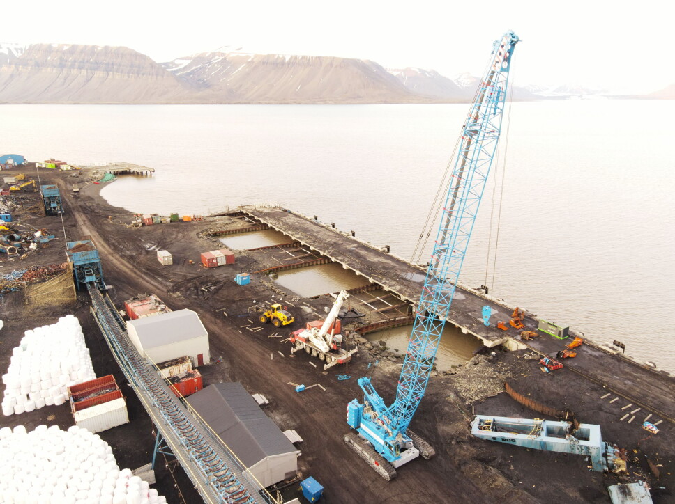 PÅ SVALBARD: Den store HSC-kranen står på Kapp Amsterdam som er havneanlegget i tilknytning Svea, og der kullet i sin tid ble skipet ut fra. Foto: ANK Cranes
