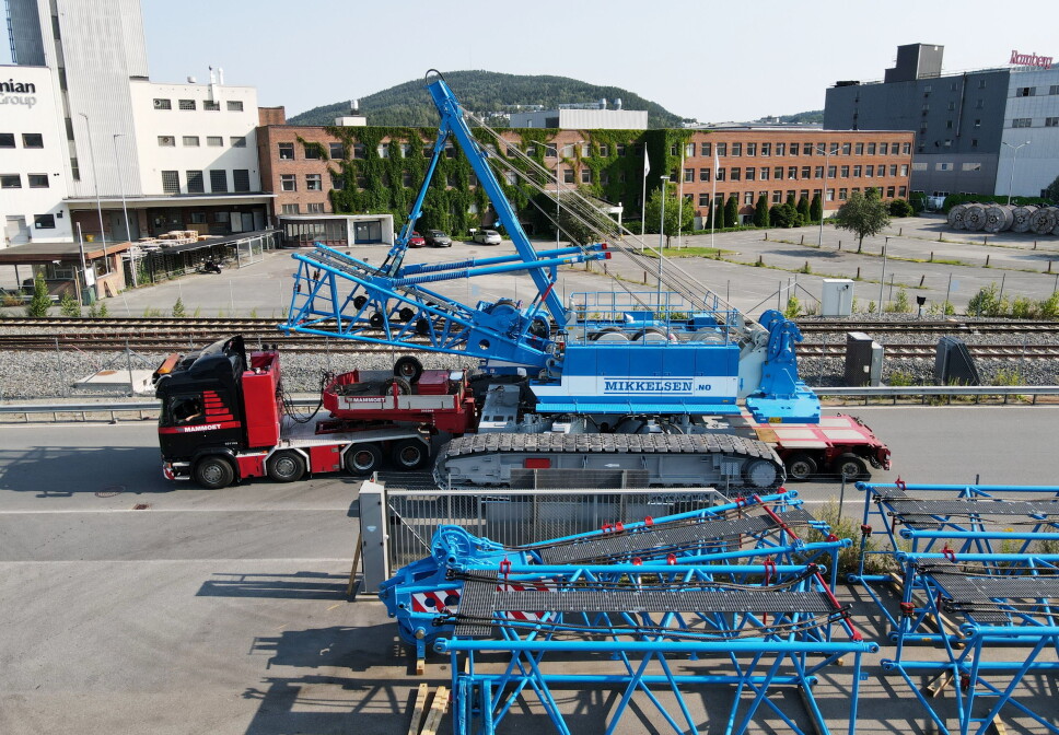 SKRYT: Mikkelsen Kran og Transport ønsker å påpeke i artikkelen at de er veldig godt fornøyde med ANK Cranes som har levert og klartgjort kranen, og Mammoet som flyttet kranen internt i Drammen havn da krana ankom i pakker og deler. Foto: ANK Cranes