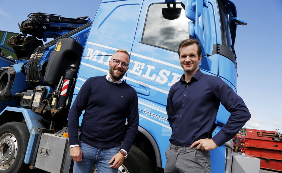 FØRSTE GANG: Espen Hanssen (t.v.) i Mikkelsen Kran og Transport kjøpte selskapets første beltegående fagverkskran fra Anders Kiel og ANK Cranes. Her er de sammen ved Mikkelsens hovedavdeling i Drammen havn. Foto: Klaus Eriksen