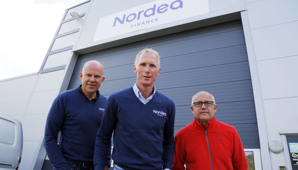 NY PÅ LAGET: Tom Erik Hammer kommer fra stillingen som bruktsjef i Hesselberg Maskin, til jobben som utreder og salg av bruktstyrt i Nordea Finance. Her med avdelingsdirektør Torbjørn Nilsen til venstre og Equipment-direktør Finn Mathisen til høyre. Foto: Klaus Eriksen