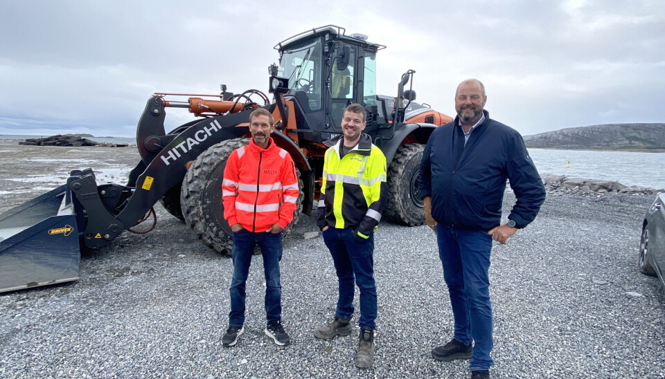 Fra venstre: Espen Olsen (teknisk sjef hos Nasta), Michael Karlsen (anleggsleder hos Veinor) og maskinselger Trond Viktor Meland fra Nasta