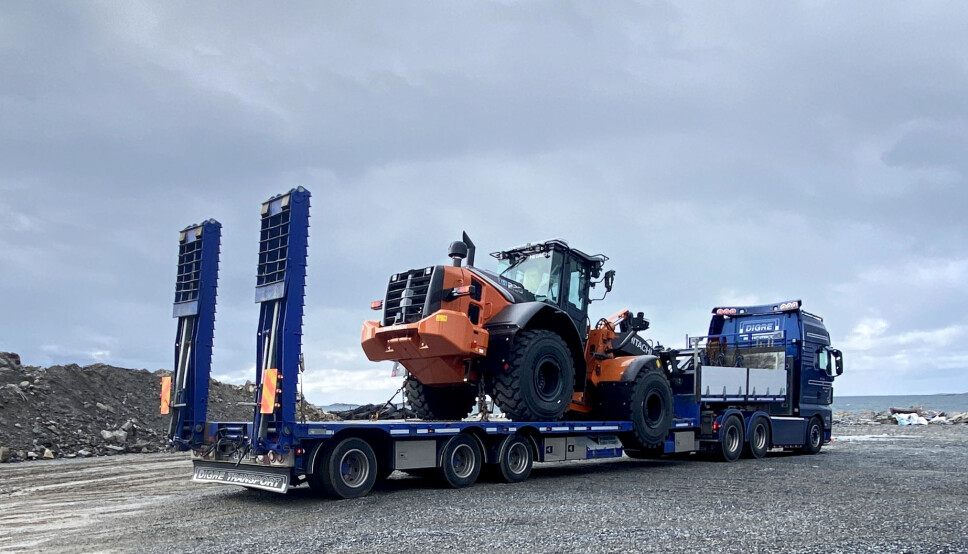 En Digre Transport-bil kom med hjullasteren.