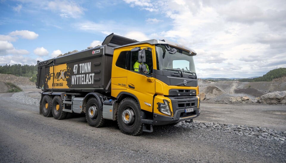 EFFEKTIVT: Volvo Trucks mener lastebilene er en mer økonomisk måte å flytte masser internt i pukkverk enn anleggsmaskiner.