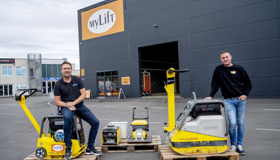VIBRO: Kay Ronny Løvtjernet og Agder Gruppen leverte på forsommeren 30 nye Wacker Neuson vibroplater til Robin Wilhelmsen og MyLift. Alle de minste på 110 kilo er batterielektriske og har blitt en ny favoritt.