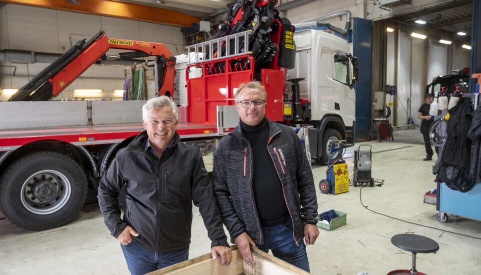 FERDIGE: Jan Erik Bjørnstad og Ronny Thommesen i Palfinger Norge bygger stadig flere biler for lager. Selv om de færreste når et lager før de er klare. Bilen bak de er en slik kranbil med 92 tonnmeters kran.