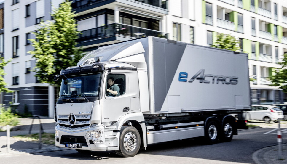 PRODUKSJONSMODELLEN: eActros vil bli levert med to eller tre aksler, og med totalvekt på inntil 27 tonn.