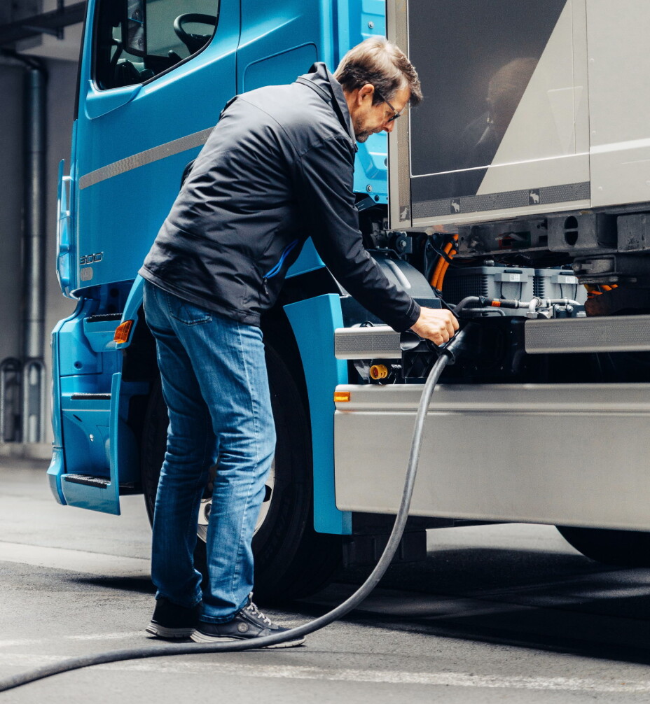 LADING: Inntil 160 kW lading gjør at det tar en drøy time å lade fra 20-80%, opplyser Mercedes.