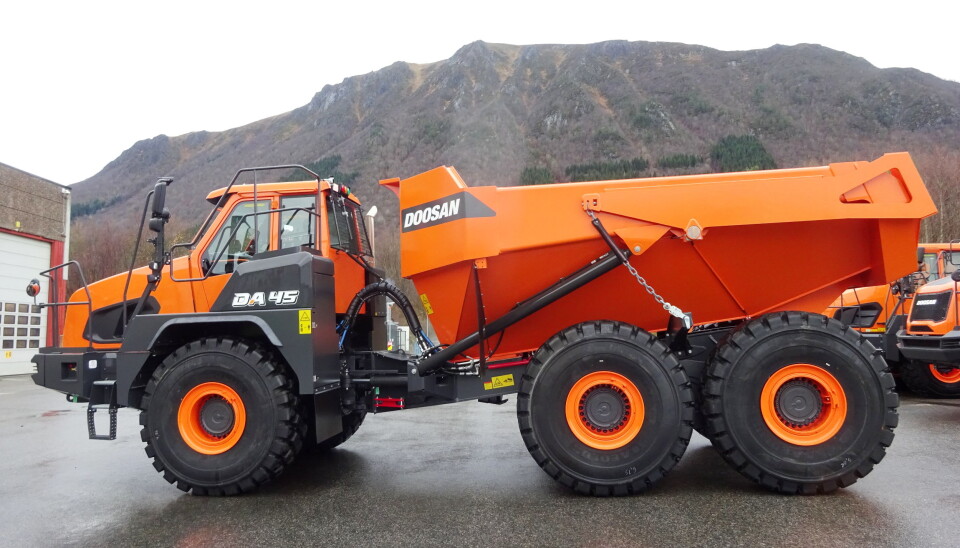 STOLT: Anleggsdeler AS har levert dekk til noen av de nye rammestyrte Doosan-dumperne som bygges i Elnesvågen, like ved der Anleggsdeler holder til. Foto: Anleggsdeler AS