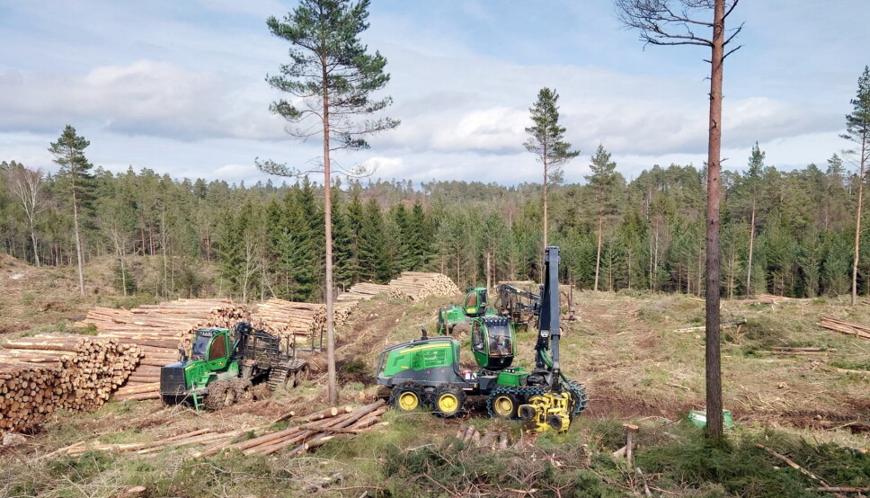 «GRØNT»: Det er allerede mye «grønt» i firmaets maskinpark. Og nå blir det enda flere JD-maskiner (Fotos: Altiskog AS)