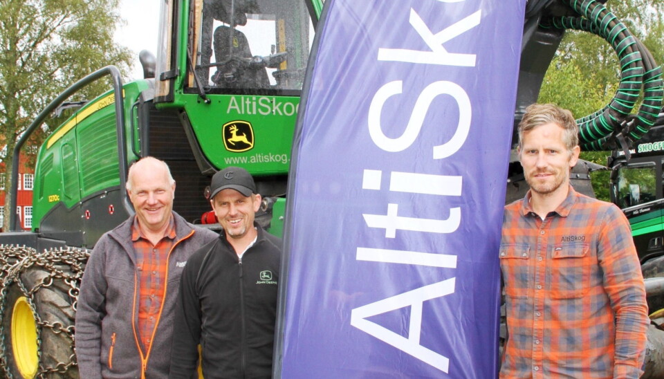 MARKERING: AltiSkog AS deltok på Landbrukets Dag i Evje (Agder), som ble arrangert 13-15. august. Her en glad trio ved en JD-maskin, fra venstre Geir Thorsland (styreleder i AltiSkog, maskinselger Amund Holen (John Deere Forestry AS) og Fredrik Pedersen (daglig leder i AltiSkog AS).