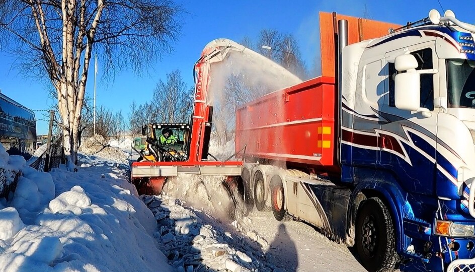 Tokvam F240H Monster bruker hydraulikken fra bæremaskinen. Den har teleskopisk utkaster.