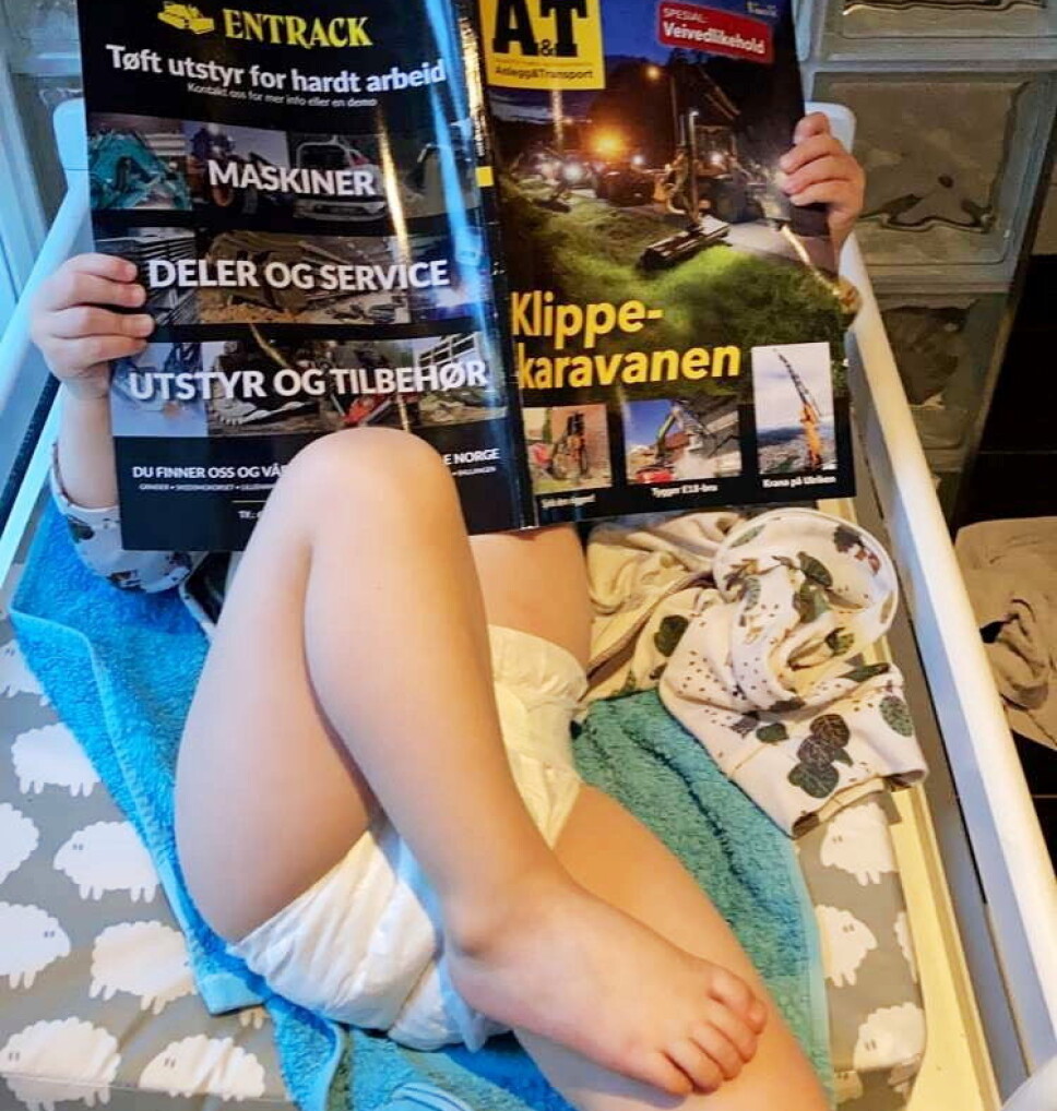 REKRUTTERING: Oskar Johannes (2) er en ivrig A&T-leser og kanskje en fremtidig arbeider innen anlegg eller transport. Foto: Erik M. Haug,