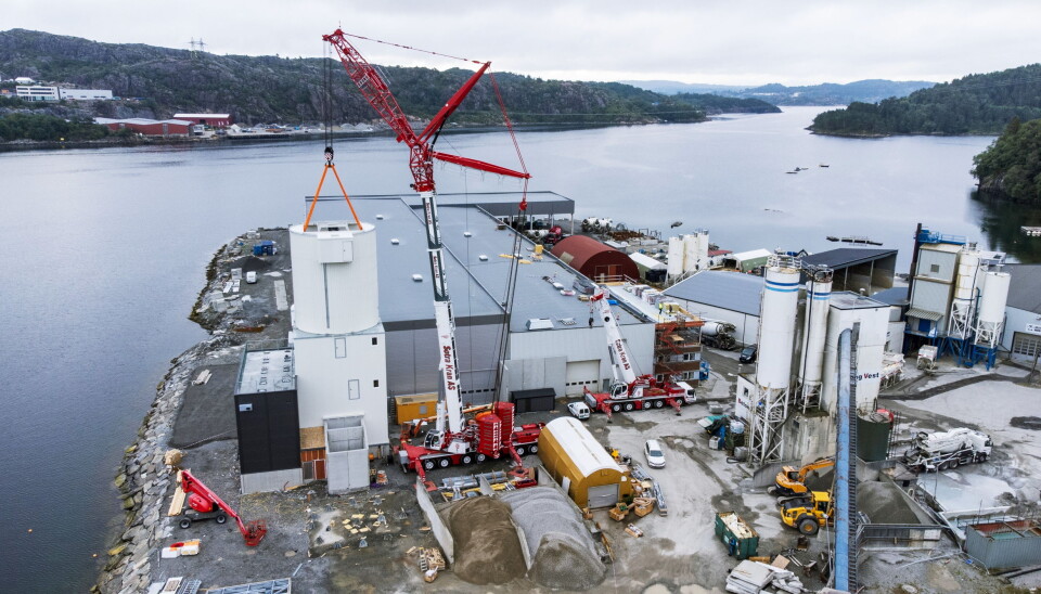 MIDTPINKT: I to måneder var den nye 450-tonns krana i gang med montering av den nye betongfabrikken til Betong Vest AS på Sotra som ligger rett i havgapet. Foto: Sotra Kran