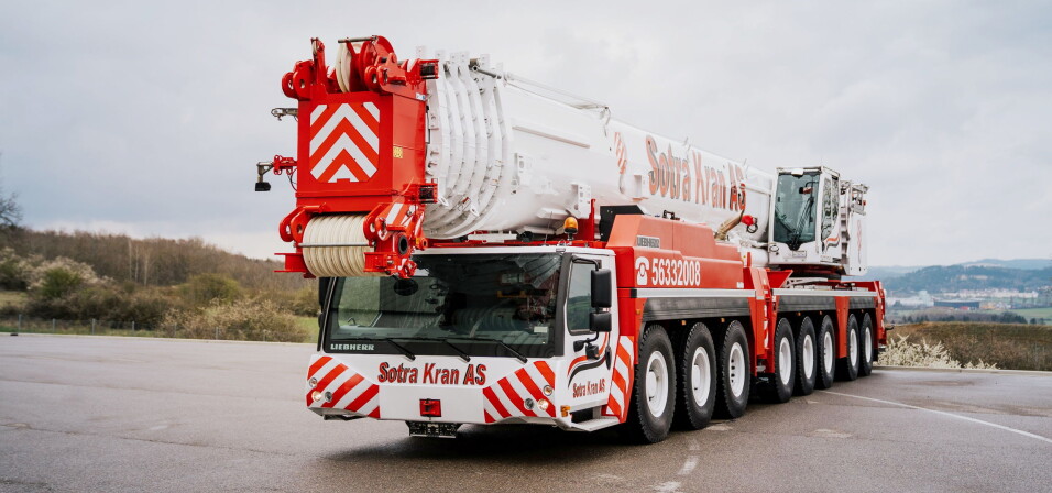 MONTERING: Første jobb for den nye LTM 1450-krana var montering av elementer til betongfabrikken på Sotra. Foto: Sotra Kran AS