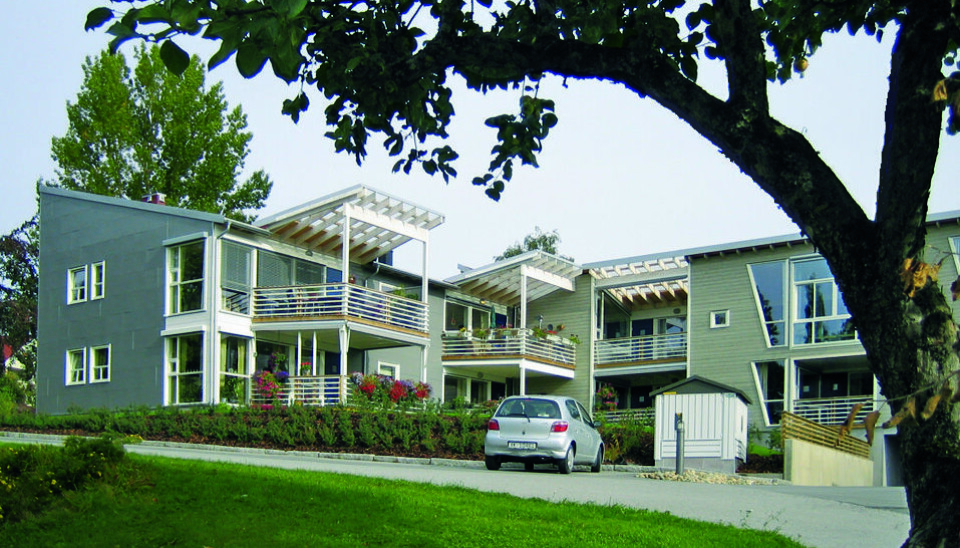 Fig. 422Boliggruppe med 16 eierseksjoner som fortetting på to boligtomter. Hver av leilighetene utgjør en seksjons hoveddel, mens terrasser, parkeringsplasser og boder på kjellerplan utgjør tilleggsdel for hver seksjon. Atkomstvei, grøntområder og gjesteparkeringer utgjør fellesarealer. Staup, Levanger. Arkitekt: Steinar Uddu siv.ark. MNAL. Foto: Arkitekten