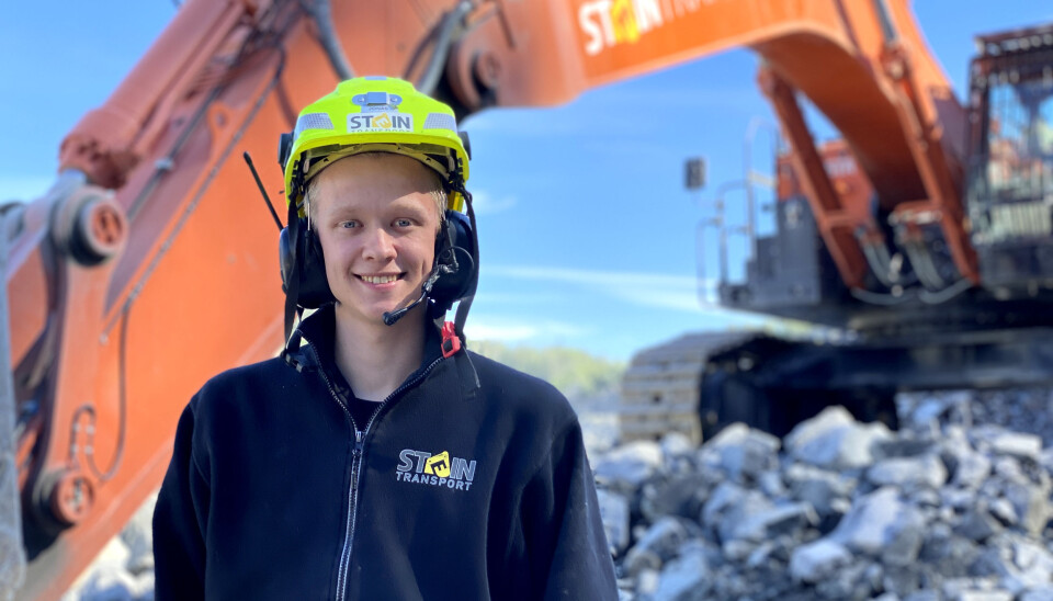 Jonas Isaksen er «stålfornøyd» med å kjøre stor maskin. Ansvaret for maskinen er også stort og sko er forbudt i førerhuset.