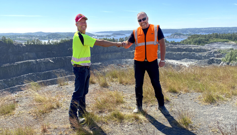 GOD STEMNING: Trond Snøås fra Steintransport (t.v.) og maskinselger Nils Arve Norendal fra Nasta.