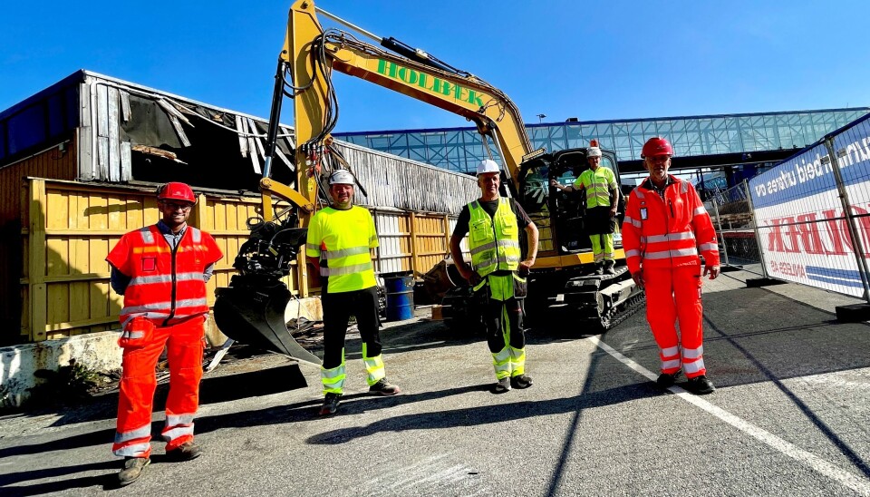 Fra venstre: Erling André Flo, byggeleder for infrastruktur i prosjektet E18/E39 Gartnerløkka-Kolsdalen i Statens vegvesen, Guttorm Andreas Høigilt, daglig leder, Øyvind Viksnes, byggeleder og Asbjørn Linde, maskinfører, alle tre i Holbæk Anlegg AS med hovedkontor i Vennesla. Helt til høyre i bildet, Nils Ragnar Tvedt i Statens vegvesen, prosjektleder for E18/E39 Gartnerløkka-Kolsdalen. Her står de alle foran den 10-tonns elektriske gravemaskinen. Fra venstre: Erling André Flo, byggeleder for infrastruktur i prosjektet E18/E39 Gartnerløkka-Kolsdalen i Statens vegvesen, Guttorm Andreas Høigilt, daglig leder, Øyvind Viksnes, byggeleder og Asbjørn Linde, maskinfører, alle tre i Holbæk Anlegg AS med hovedkontor i Vennesla. Helt til høyre i bildet, Nils Ragnar Tvedt i Statens vegvesen, prosjektleder for E18/E39 Gartnerløkka-Kolsdalen. Her står de alle foran den 10-tonns elektriske gravemaskinen.