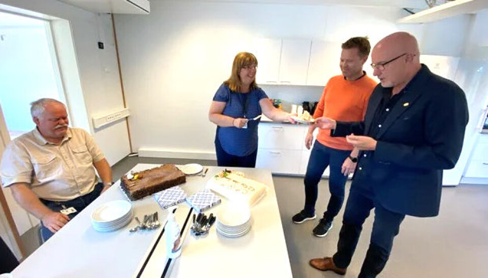 Feiret signeringen med kake: Prosjektdirektør Ingunn Foss i Statens vegvesen sør-øst, serverte kake til daglig leder Anders Høibach hos Isachsen og Gudmund Roen, daglig leder i Hæhre. Prosjektleder Odd Johansen i Statens vegvesen ventet pent på tur. Feiret signeringen med kake: Prosjektdirektør Ingunn Foss i Statens vegvesen sør-øst, serverte kake til daglig leder Anders Høibach hos Isachsen og Gudmund Roen, daglig leder i Hæhre. Prosjektleder Odd Johansen i Statens vegvesen ventet pent på tur.