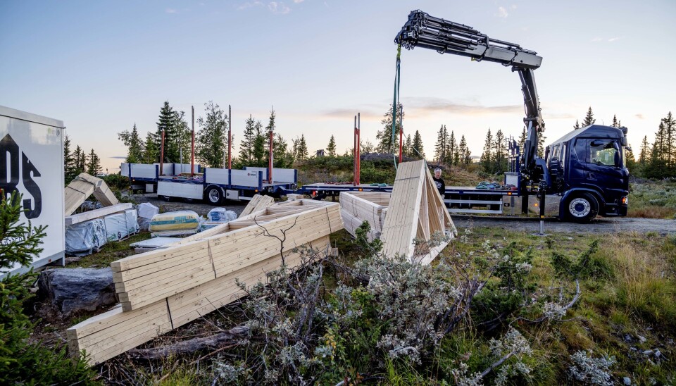 SPESIALBIL: Karl Henning Vårdal har en unik kranbil. Taket på Scania G540-en er kappet fra midten og bakover. Dermed får han med 12 meter lange sperrer.