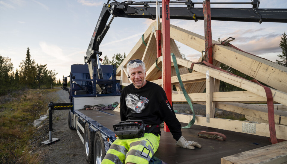 FORNØYD: Karl Henning Vårdal har bare brukt nybilen noen uker, men er strålende fornøyd med den.