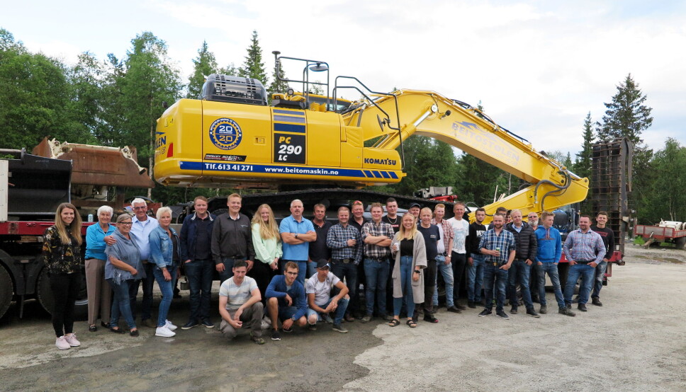 JUBILUMSMASKINEN: Beitostølen Maskin og Transports ansatte og gjester foran Komatsu nr. 20 til 20-årsjubilanten i sommer. Foto: Bjørn E. Eriksen