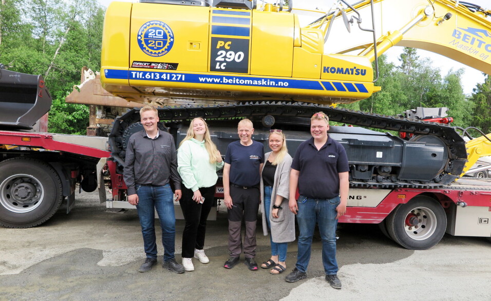 FAMILIEN: Sønnen Bjørn Eirik Evensen (f.v.) er daglig leder. Videre står søster Silje Christina, senior og gründer Sigbjørn Evensen, søster Mai Helene og bror Håkon André Evensen. Foto: Bjørn E. Eriksen