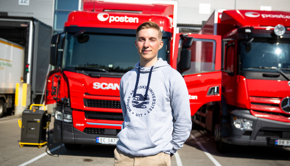 Ole-André Isaksen er fjerde års sivilingeniørstudent innen energi, klima og miljø ved UiT Norges arktiske universitet. Han har fått en helt spesiell jobb: Han skal samle inn data når Posten i disse dager gjør historiens første reise med sin elektriske lastebil fra Oslo til Tromsø.