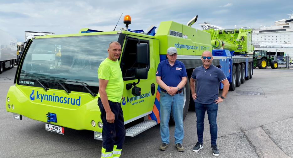 ANKOMST: Kranfører Jørgen Kristiansen (f.v.), Ove Grina som kom med i følgebilen fra Liebherr, og daglig leder Eirik Kynningsrud ved den nye Liebherr-kranen ved ankomsten til Norge. Kranbommen kommer senere i egen transport. Foto: Kynningsrud