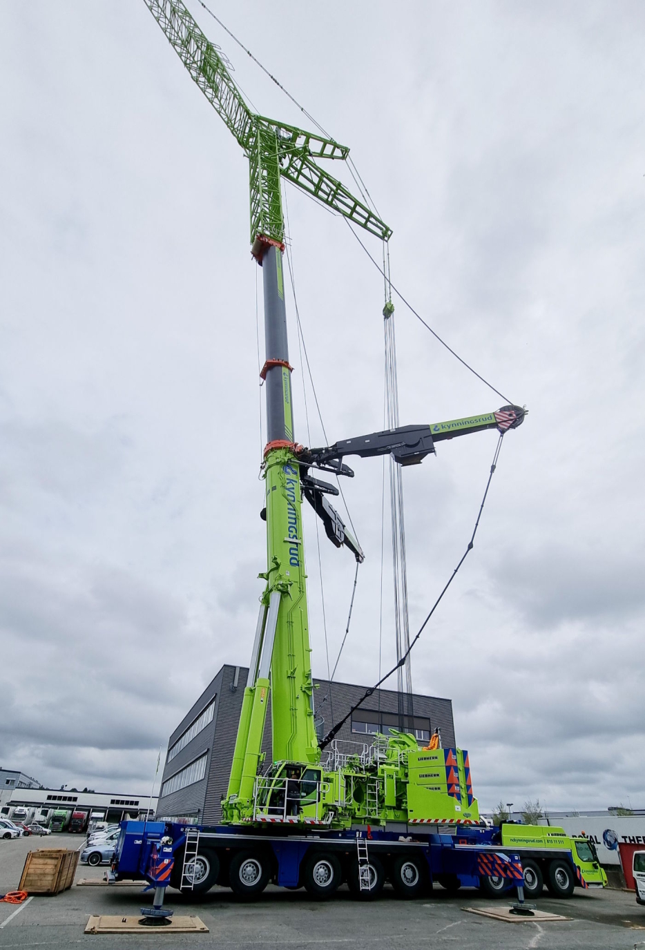 152 METER: Ferdig rigget og med jibb har kranen en rekkevidde på hele 152 meter. Foto: Kynningsrud