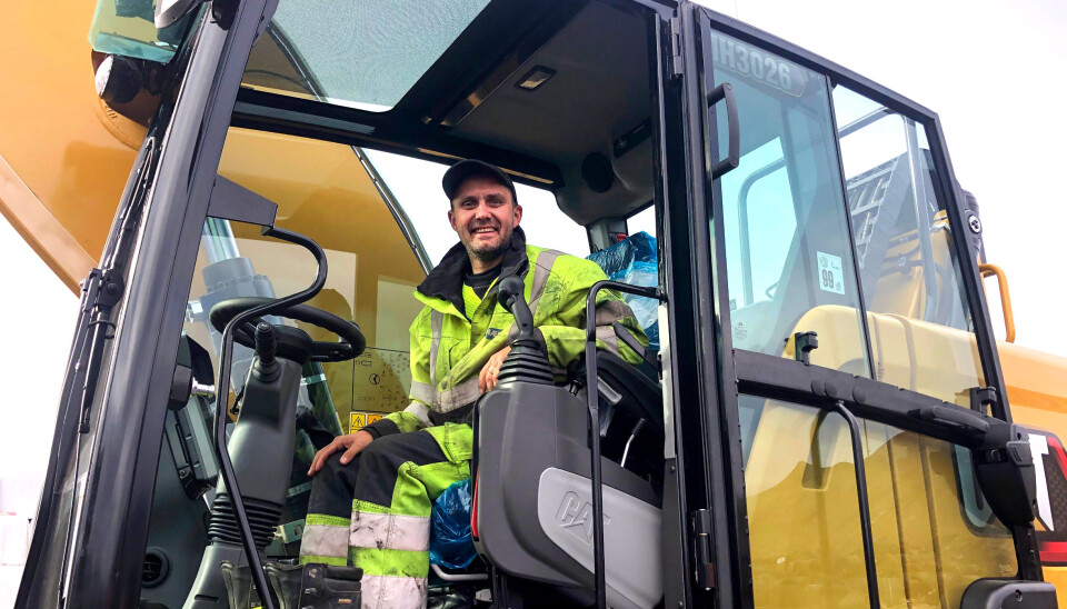 Maskinfører Jan Fiskum i den nye Cat MH3026 på Svalbard.