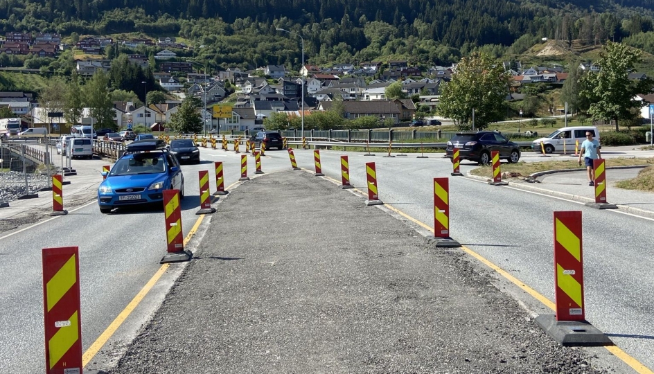 Statens vegvesen vurderer å anmelde at noen snur på trafikkskilt og går inn på sperret anleggsområde i Gravensteinsgata i Sogndal sentrum.