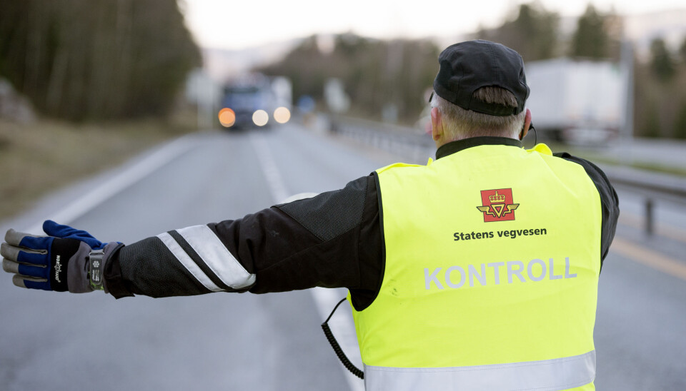Fra og med 1. september gjør Statens vegvesen kort prosess når noen blir tatt for å bryte reglene for kjøre- og hviletid. Istedenfor anmeldelse, blir det ilagt et gebyr på stedet. Kjøretøyet kan holdes tilbake dersom det er mistanke om at gebyret ikke vil bli betalt.