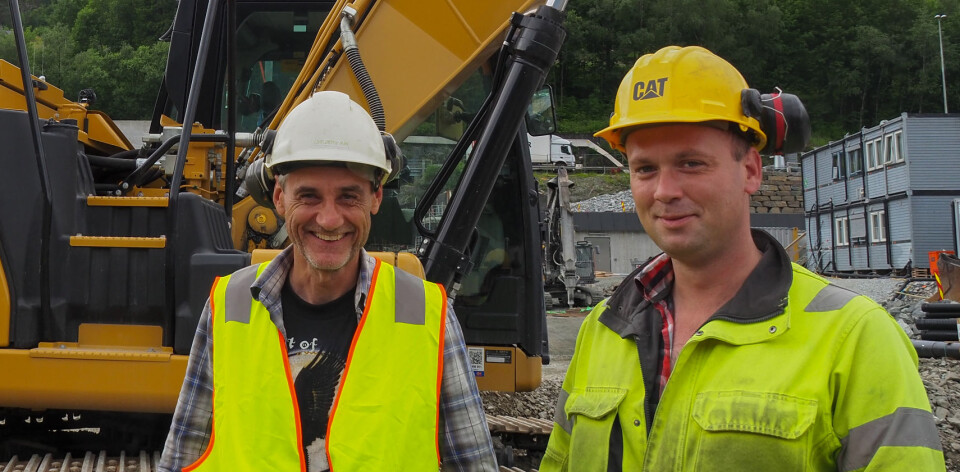 GODE ERFARINGER: Roger Tyssebotn, daglig leder i Anlegg AS, og Kim André Hartveit, maskinfører Cat 330 i Anlegg AS.