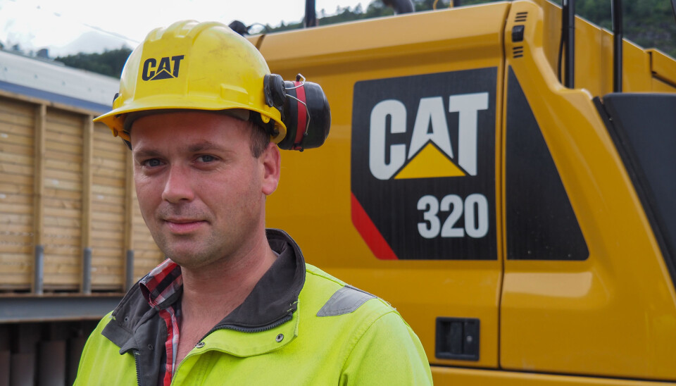 SKAPER FORUNDRING: Resten av anleggsplassen klør seg i hodet over det lave forbruket Kim André Hartveit oppnår med sin Cat 320.