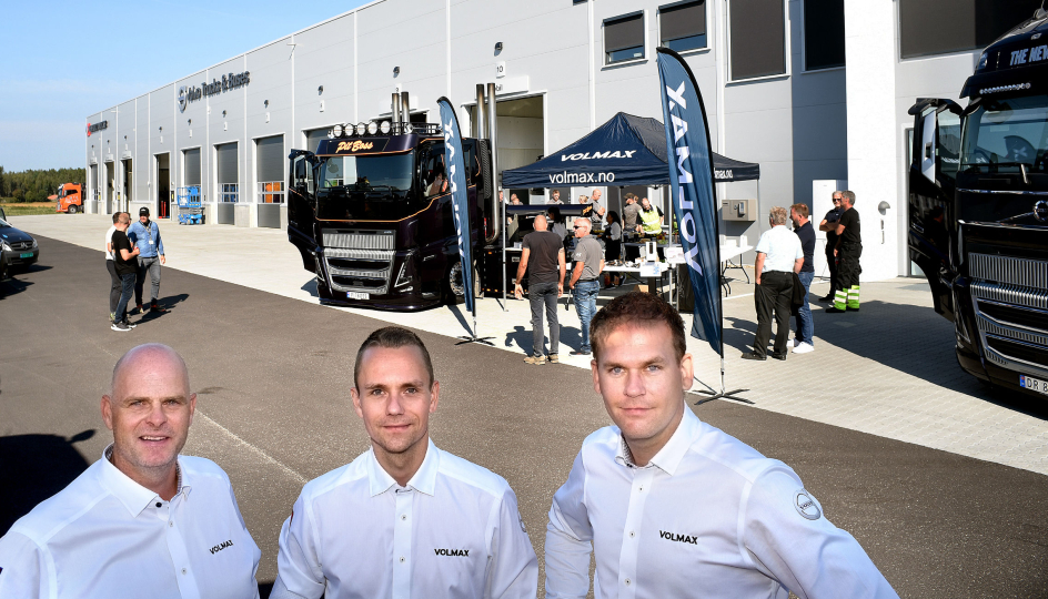 Volmax har tatt i bruk et nytt bygg i Rygge i Østfold. Her fra åpningen, med «Pitt Boss», og stor stemning. Fra venstre: Salgssjef Renault Trucks, Claes Gripenberg, Servicemarkedssjef Andreas Hanssen og salgssjef Volvo Roger Rossing.