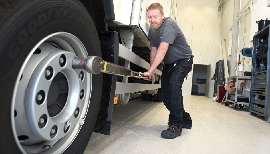 I bygget inngår en egen hall for klargjøring av nye biler og hvor kunden kan få en gjennomgang av bilen før overlevering. I hallen styrer Geir-Arne Gudøy som er kjempefornøyd med sin nye arbeidsplass.