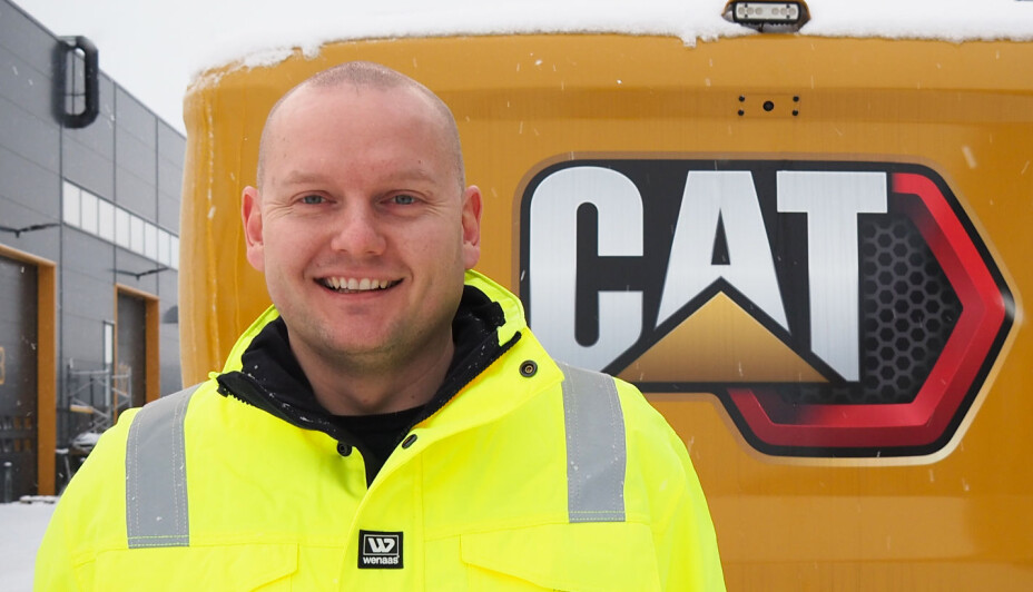 BESPARELSER: Anlegg AS får se en god besparelse i lommeboken med Cat 323, mener Marius Halnes i Pon Equipment.