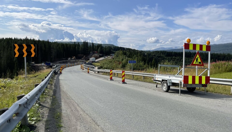 E6 Stavåbrua i Rennebu skal inspiseres i tre timer onsdag 8. september. Utenom disse timene, er det manuell dirigering over brua med redusert bæreevne, nesten 100 meter over elva.